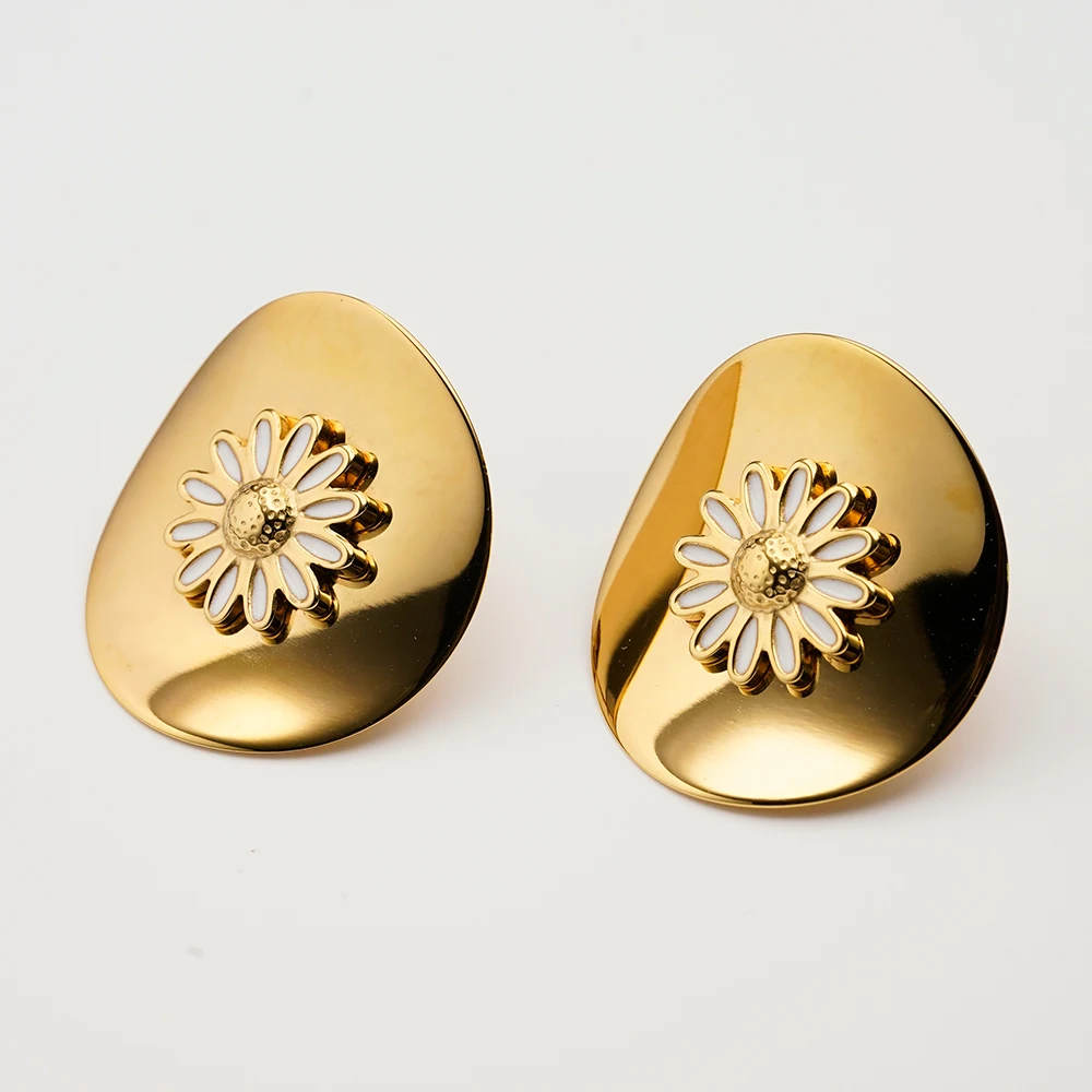 Oval Daisy Stud Earrings - Image 4
