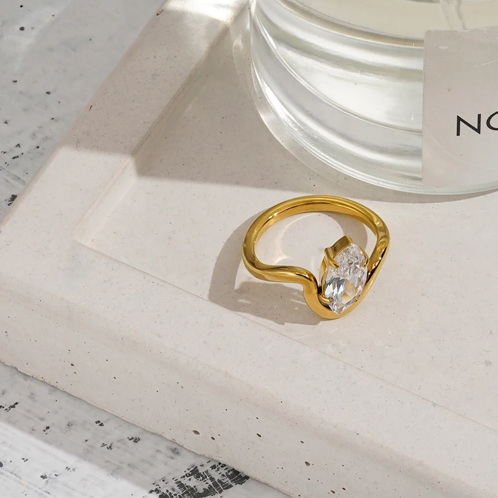 Curved Line Zircon Ring - Image 3