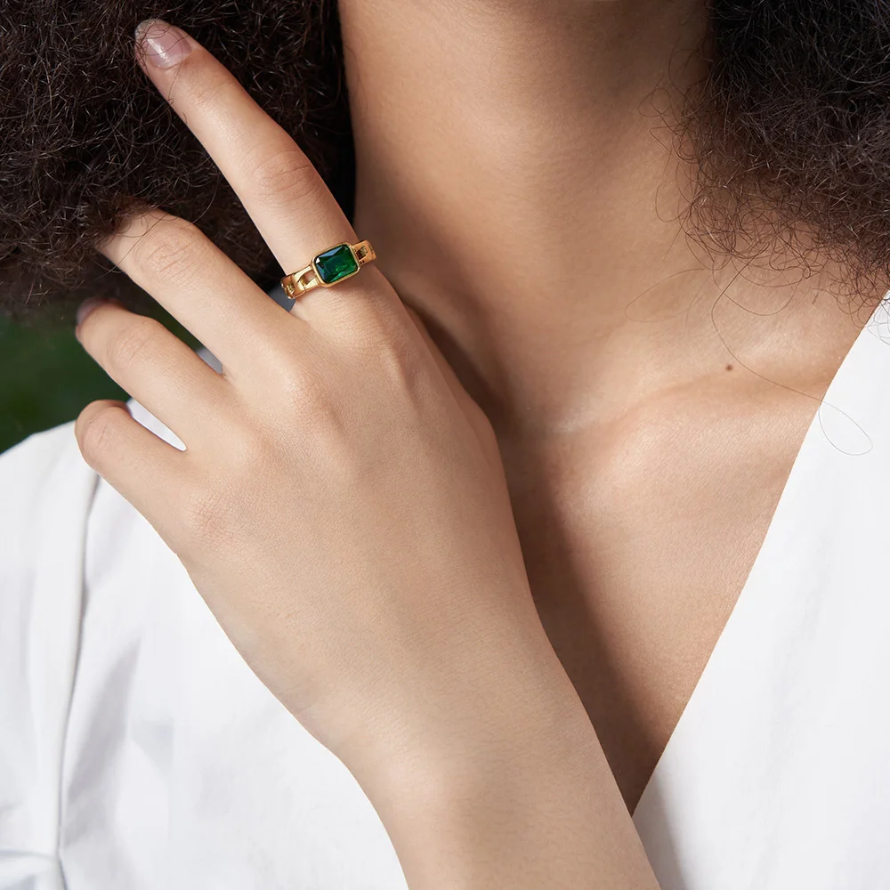 Royal Green Stone Wedding Ring - Image 2