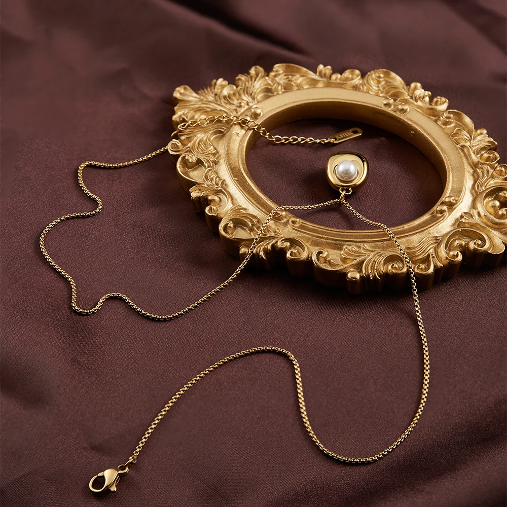 Oval Pearl Necklace - Image 3