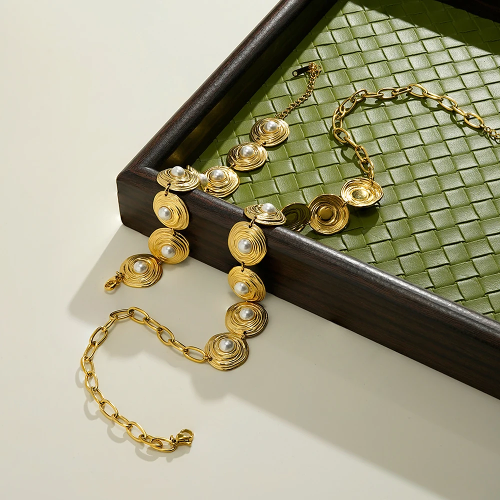Retro Disc Pearl Necklace - Image 4