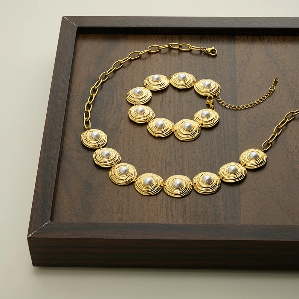 Retro Disc Pearl Necklace - Image 5