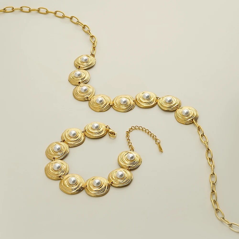 Retro Disc Pearl Necklace - Image 3