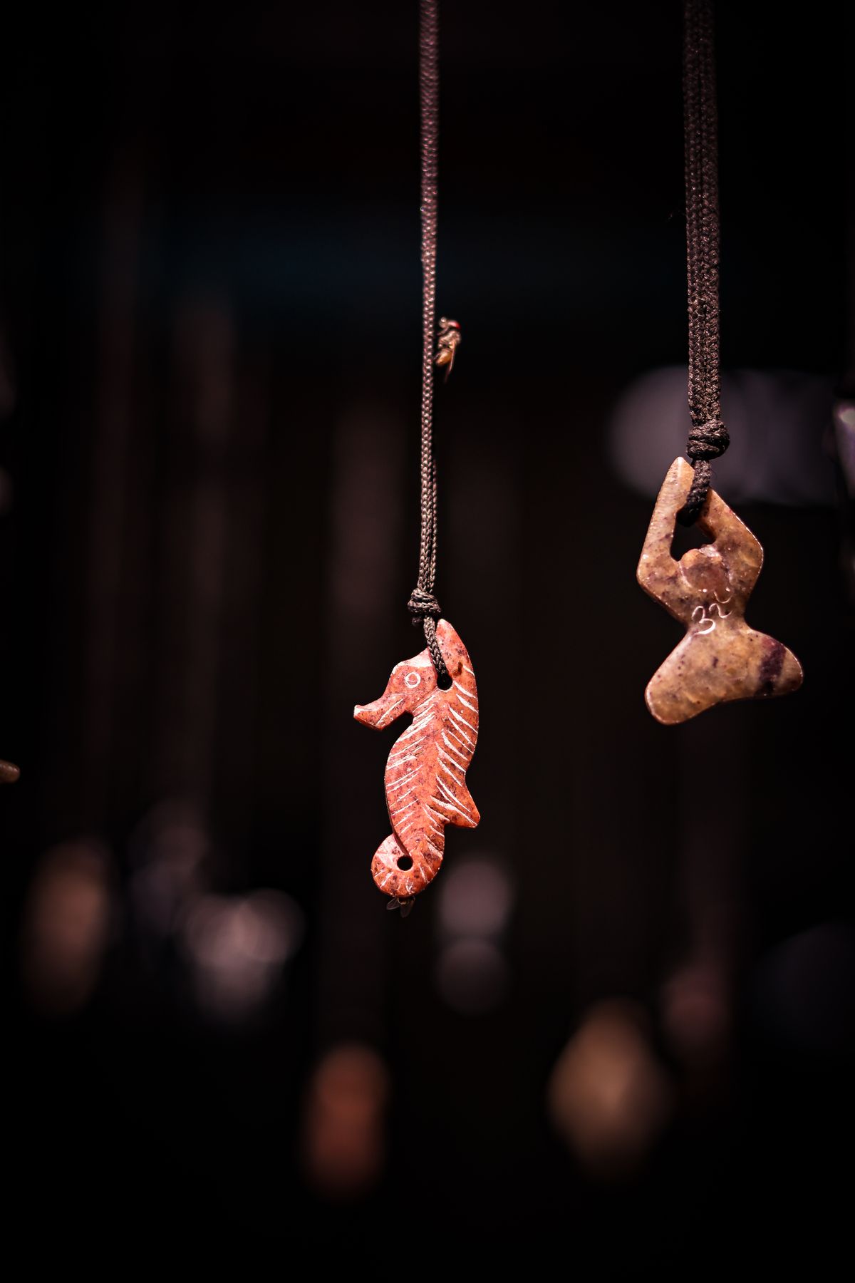 Complementary silhouettes create a visual dialogue between your accessories.
