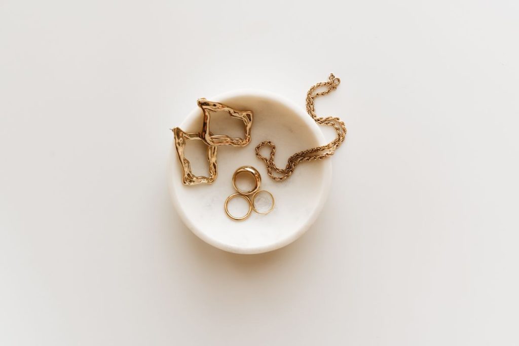 Travel-Friendly Glamour: Minimalist Jewellery Packing for Weekend Getaways