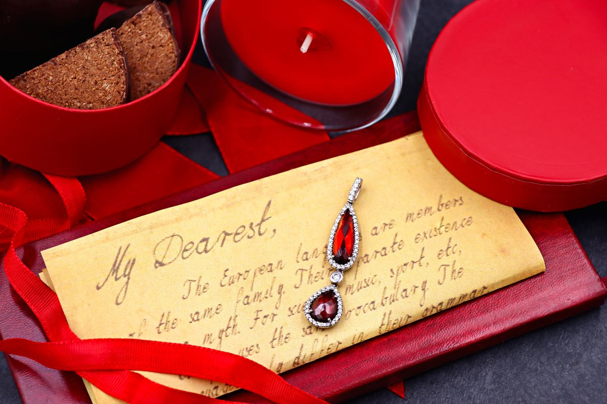 A solitaire pendant in a gift box — the enduring sparkle that says "forever".