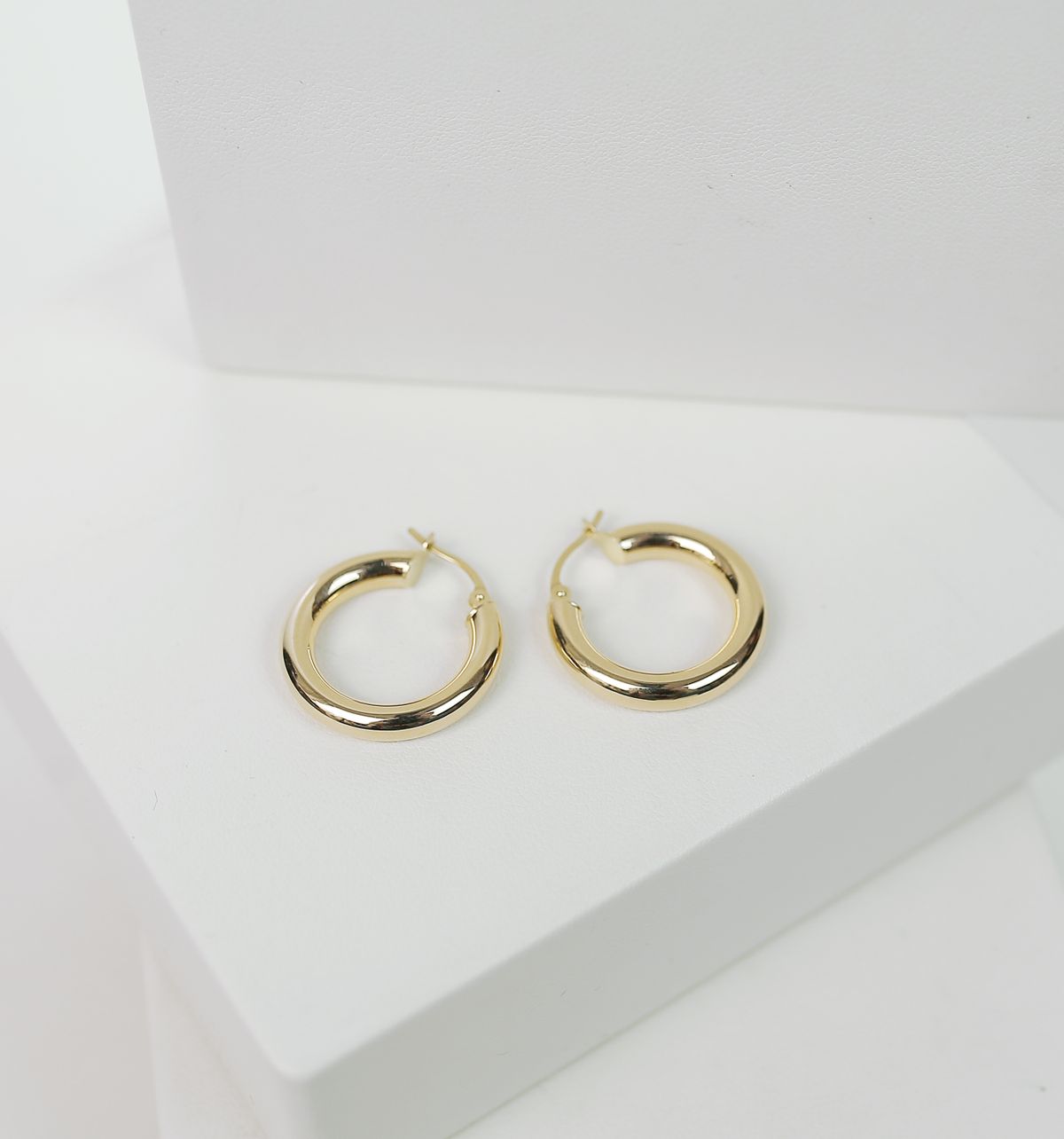 Chunky gold hoops draw focus to your face against an oversized shirt.