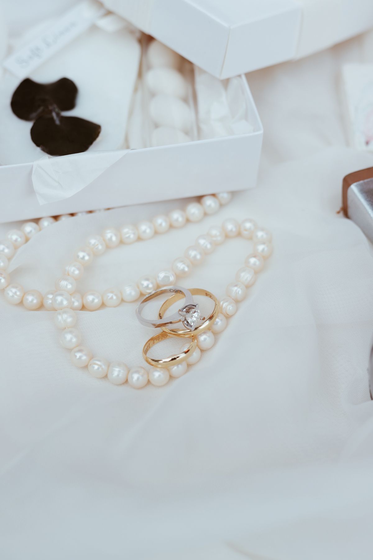 A freshwater pearl pendant reflects soft morning sunlight for sunny terrace brunches.