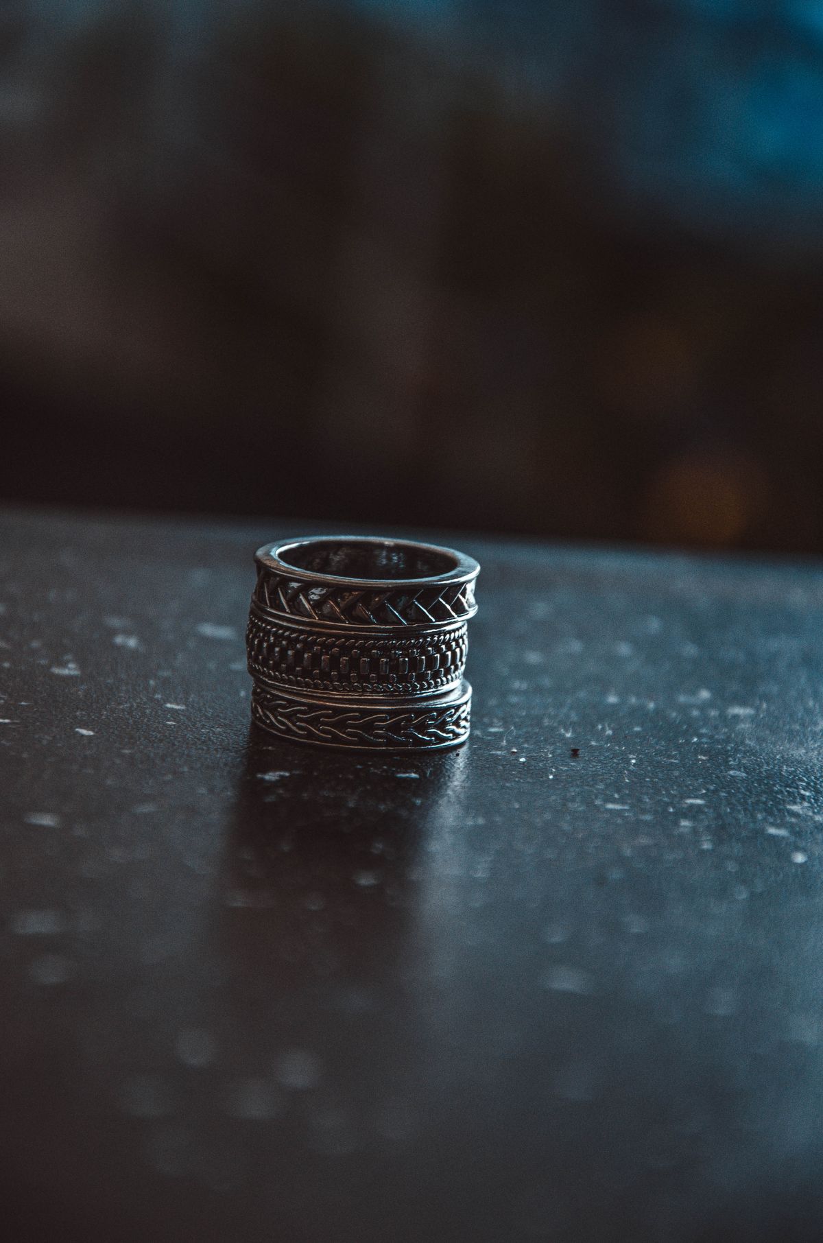 Mixing different band thicknesses creates depth without adding bulk.