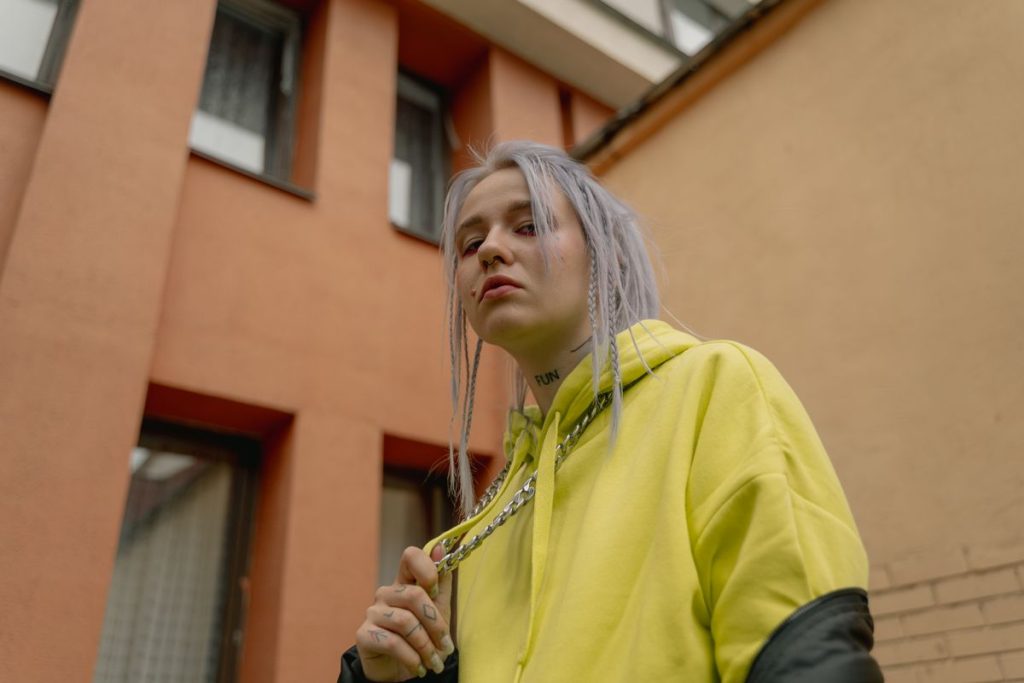 Streetwear Meets Sparkle: How to Accessorize Oversized Hoodies and Graphic Tees